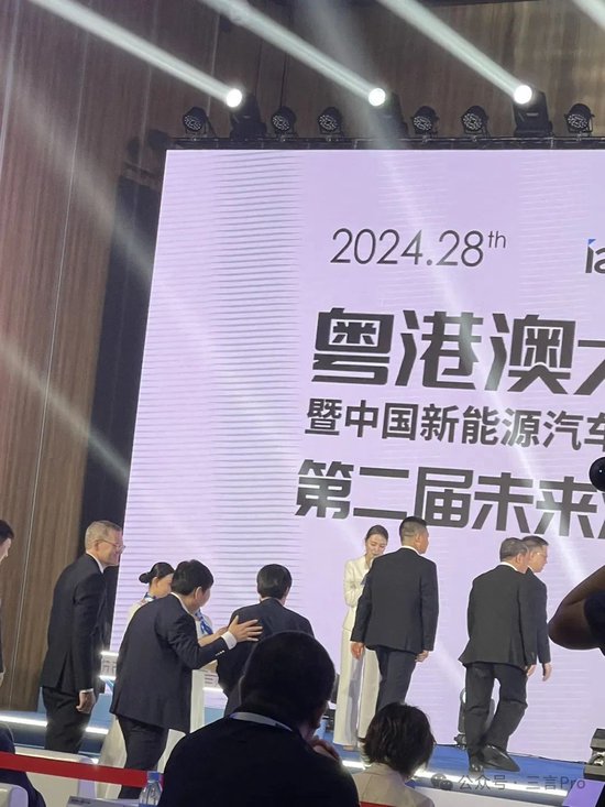 投注：沒有雷軍蓡加的車展，餘承東“殺瘋了”，台下助理直擺手